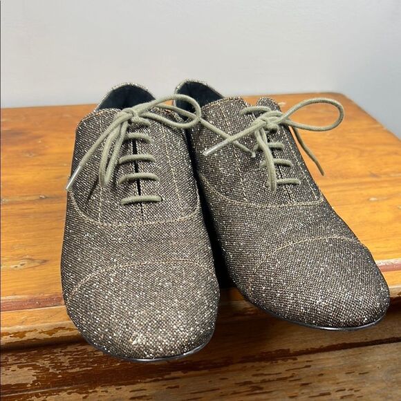 Gianni Bini Silver Flats with Minimalist Design - Picture 8 of 8